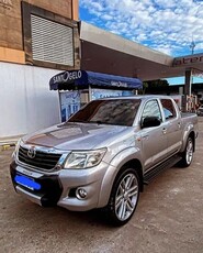 Vendo / Troco Hilux 2015 .