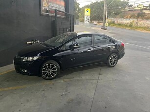 Honda Civic ano 2012 com teto solar