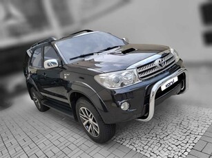 Toyota HILUX SW4 3.0 SRV 4X4 7 LUGARES 16V TURBO INTERCOOLER DIESEL 4P AUTOMATICO