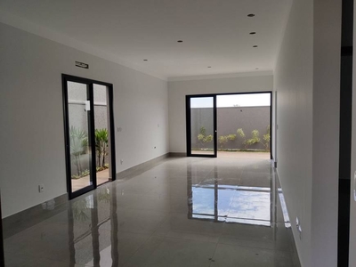 Casa de Condomínio com 3 Quartos e 3 banheiros à Venda, 148 m² por R$ 890.000