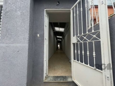 Casa em fase final de acabamento, localizada no bairro menino deus. casa localizada aos fundos do imóvel, com acesso independente, dois dormitórios e um espaçoso pátio na parte de trás. residência com