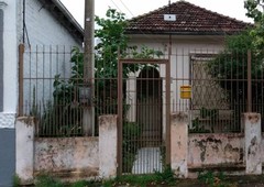 Casa / Terreno no bairro Santana em Porto Alegre - RS