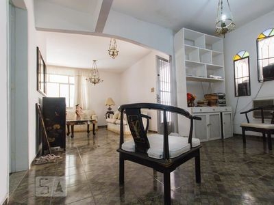 CASA com 2 dormitórios e 4 garagens