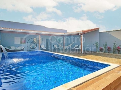 Casa à venda com piscina e 3 quartos em itanhaém, no bairro gaivota