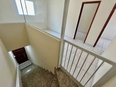 Locação $1.600 pct!!! casa condomínio 2 dorms exc localização tude bastos - praia grande