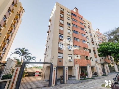 Amplo apartamento três dormitório vaga e elevador no menino deus