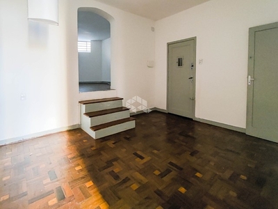 Apartamento subsolo com pátio, 2 dormitórios, 2 banheiros, 83 m², bairro Petrópolis Porto