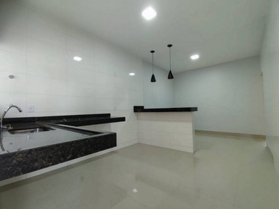 Casa com 3 Quartos e 3 banheiros à Venda, 180 m² por R$ 142.000