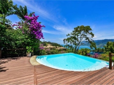 Casa com piscina climatizada, vista mar em ilhabela.