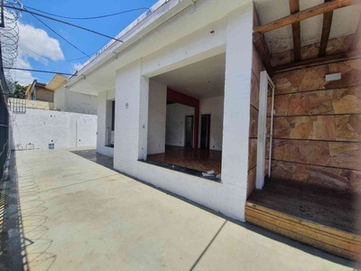 Casa com 3 quartos à venda no bairro Nova Suíssa, 360m²