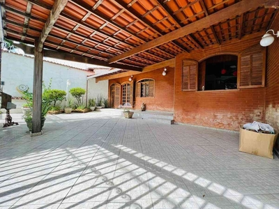 Casa com 3 quartos à venda no bairro Santa Mônica, 384m²