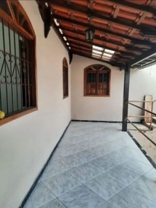 Alugo casa de 4 quartos no bairro Santa Mônica