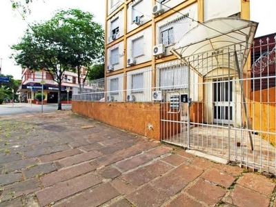 Apartamento de 2 (dois) dormitórios, com excelente localização, no Bairro Petrópolis. Ampl