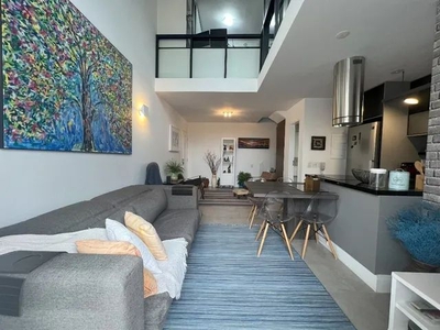 Apartamento duplex mobiliado, com vista linda, 01 suíte, 2 vagas, lugar tranquilo e arbor