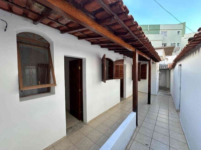 Casa com 2 quartos para alugar no bairro Floresta, 55m²