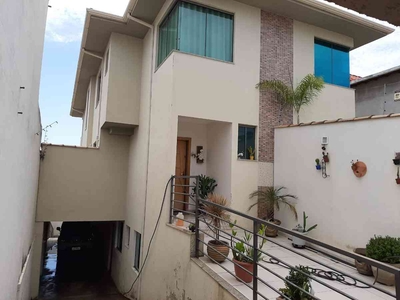 Casa com 3 quartos à venda no bairro Santa Mônica, 100m²