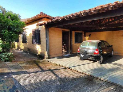 Casa com 5 quartos à venda no bairro Santa Terezinha, 360m²