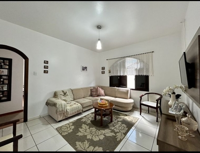 Casa no Bairro Valparaiso em Blumenau com 3 Dormitórios (1 suíte) e 130 m²