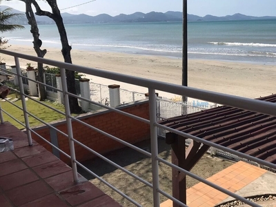 Aluguel de Temporada Casa Frente Mar 4 dorm em Balneário Perequê