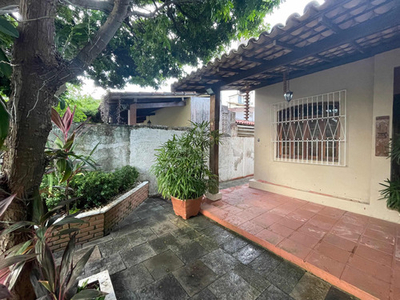 Casa De 3 Quartos, 3 Sanitários E Dependência De Serviço