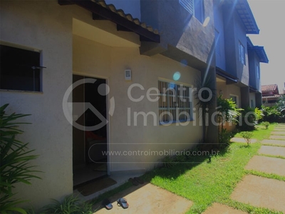 Casa com 2 Quartos e 2 banheiros à Venda, 70 m² por R$ 373.000