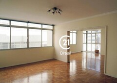 Apartamento amplo e arejado em rua tranquila e arborizada!