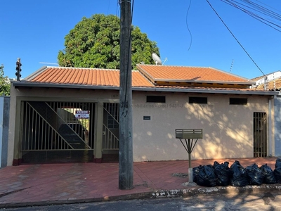 Casa bem localizada