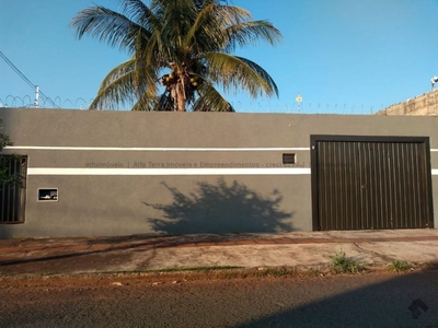 Casa com amplo quintal