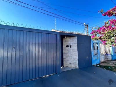 Casa com piscina no Jardim Imá