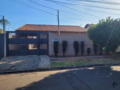 Casa com suite e amplo espaço