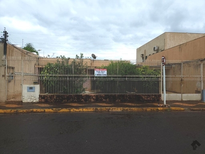 Casa com terreno grande nos fundos da Ernesto Geisel