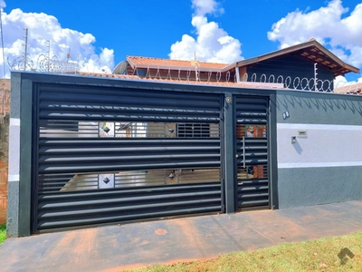 Casa com três quartos no Nova Campo Grande