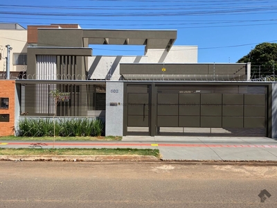 Casa moderna e sofisticada com piscina com cascata e espaço gourmet