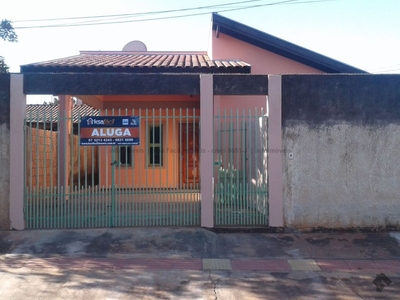 Excelente casa com suíte e 2 quartos