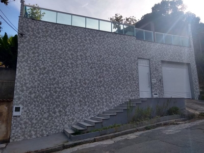 Casa linear moderna c/ piscina Freguesia