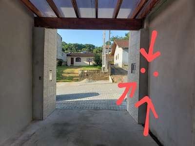 Pequena casa para começar e terreno para construir