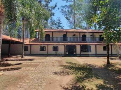 Sítio em bairro tranquilo à venda