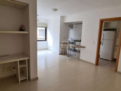 Apartamento de 3 dormitórios, 1 suíte com ventilação natural,living dois ambientes janela panorâmica ótima iluminação, cozinha com passa prato e área de serviço,banheiro social com box,semi mobiliado,