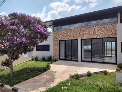 Casa nova, projeto moderno com linda vista para campos e montanhas de Minas