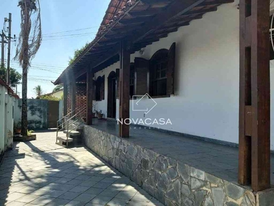 Casa com 3 quartos à venda no bairro Santa Amélia, 220m²