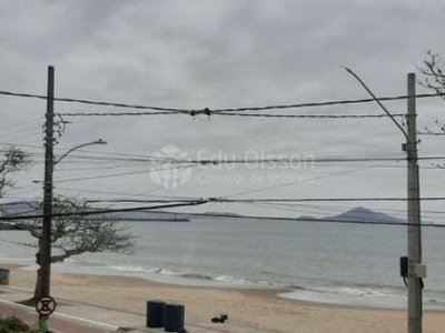 sobrado de frente para o mar