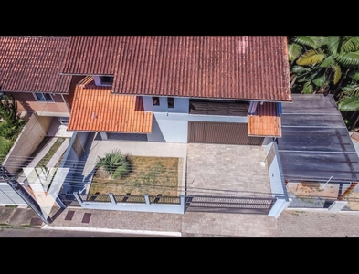 Casa no Bairro Velha em Blumenau com 3 Dormitórios (2 suítes) e 298 m²