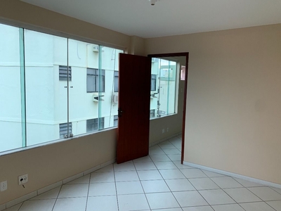 Sala em Centro, Macaé/RJ de 44m² para locação R$ 1.300,00/mes