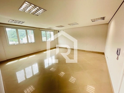 Sala em Vila Maia, Guarujá/SP de 40m² para locação R$ 2.500,00/mes