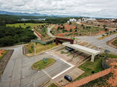 Terreno em Centro, Caratinga/MG de 450m² à venda por R$ 348.000,00