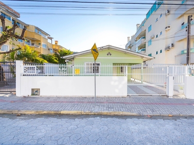 035B - Linda Casa de 3 dormitórios para 8 pessoas, próxima ao Mar em Bombinhas - SC