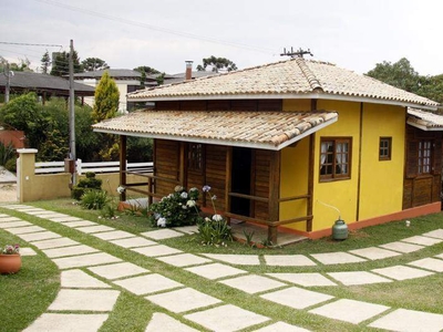 Campos do Jordão (Alto do Capivari). Chalé amarelo, charmoso e confortável, no topo da montanha.