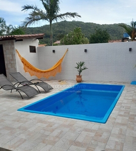 Casa ampla com bom espaço externo piscina e jardim