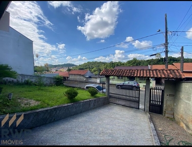 Casa no Bairro Itoupavazinha em Blumenau com 3 Dormitórios (1 suíte) e 225 m²