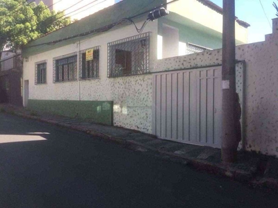 Casa com 3 quartos à venda no bairro Prado, 142m²